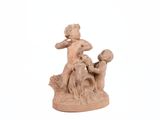 une statue représentant un garçon et un chien assis sur un rocher