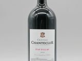 gros plan d'une bouteille de vin rouge sur fond blanc
