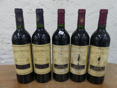 six bouteilles de vin sont alignées sur une table en bois