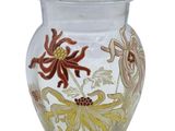 un vase en verre orné d'un motif floral