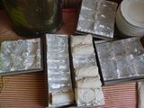 plusieurs plateaux de nourriture posés sur une table recouverte de papier d'aluminium