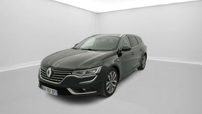 une voiture grise dans une pièce blanche avec une lampe au plafond