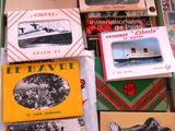 de nombreux livres dans la boîte posée sur la table