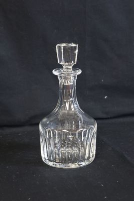 une carafe en verre transparent sur fond noir