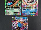trois cartes Pokémon différentes posées sur une table avec un fond noir