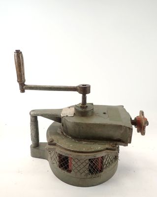 une petite machine posée sur une surface blanche
