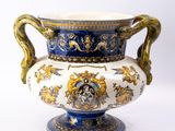 un grand vase bleu et blanc orné d'un décor doré