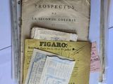 un grand nombre de documents posés sur une table