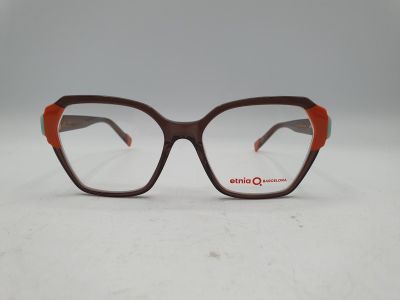 une photo d'une paire de lunettes posée sur une table