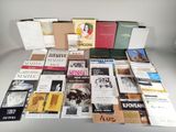 beaucoup de livres sur la table