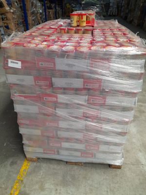 une grande pile de cartons de denrées alimentaires posée sur une palette