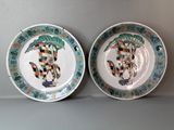 deux assiettes avec des motifs sont posées sur une table