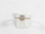 une image d'une bague en diamant sur une surface blanche