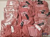 un lot de pyjamas à motifs roses et rouges pour hommes, avec leurs étiquettes