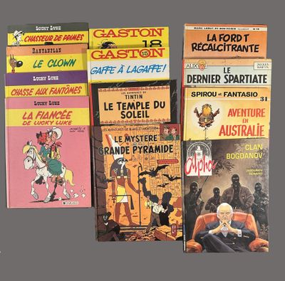 plusieurs livres sont empilés sur une table