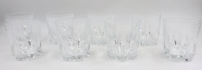 six verres sont alignés sur une surface blanche