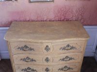 COMMODE en bois naturel mouluré, sculpté et relaqué ocre, la… (photo 2)