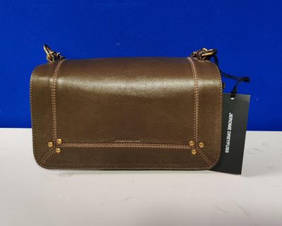 un sac à main en cuir marron orné d'une étiquette noire