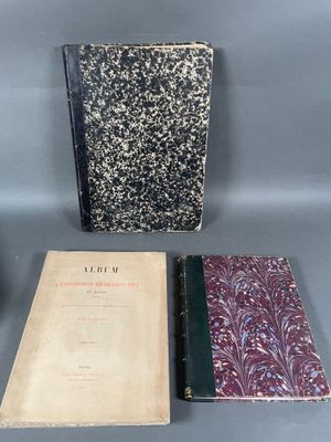 trois livres posés sur une table l'un à côté de l'autre