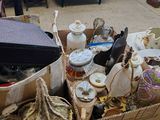 une boîte remplie d'objets assortis posée sur une table