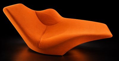 un fauteuil orange posé sur une surface noire