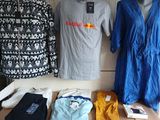 trois mannequins exposés dans un magasin de vêtements