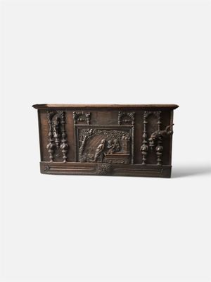 une image représentant un coffre en bois orné de sculptures