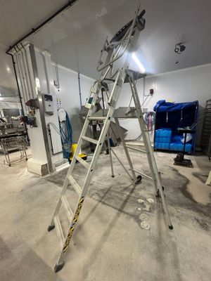 une échelle posée au milieu d'une pièce