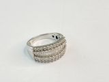 une image d'une bague en diamant sur une surface blanche