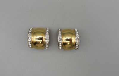 Paire de clips en métal doré et pavage de strass.