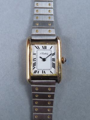gros plan d'une montre-bracelet avec des chiffres romains
