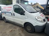 une camionnette blanche garée sur le parking