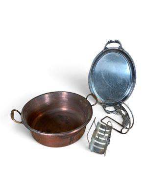 une petite casserole en cuivre et une petite poêle en cuivre sur fond blanc