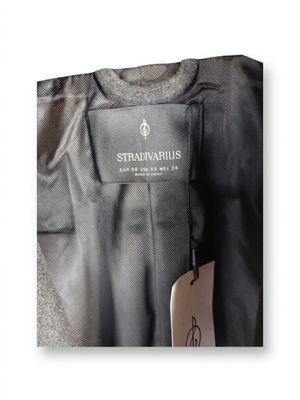 un gros plan d'un costume muni d'une étiquette