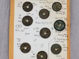 une feuille de papier sur laquelle figurent plusieurs boutons