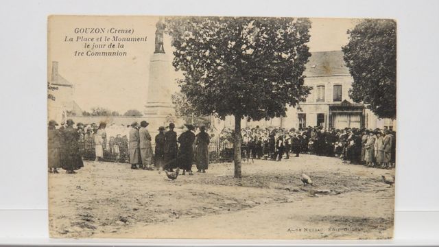 Gouzon : La Place et le Monument le jour de la 1ère Communion. TB...