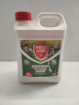 un gros plan sur une bouteille de produit dissuasif posée sur une table