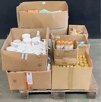 Plusieurs cartons de denrées alimentaires sont empilés sur une palette