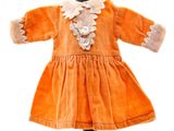 une robe orange sur un mannequin, sur fond blanc