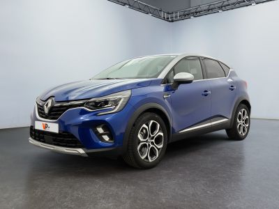 une Renault C-Cross bleue garée dans une grande pièce