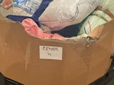 une boîte en carton contenant de nombreux objets