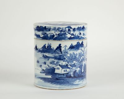 un pot bleu et blanc orné d'un paysage