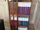 une étagère avec beaucoup de livres sur le dessus