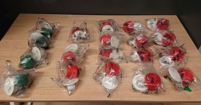 de nombreux sacs remplis de décorations de Noël posés sur une table
