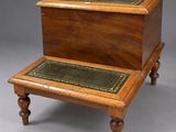 un tabouret ancien en bois avec une assise en cuir vert