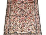 un tapis persan ancien orné d'oiseaux et de fleurs