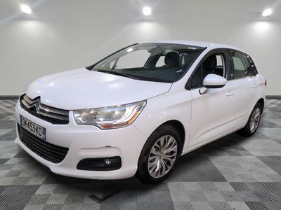 la citrole blanche est garee sur un carrelage en damier