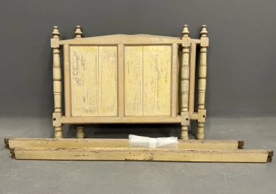 Petit LIT de milieu en bois relaqué crème, les chevets à cha…