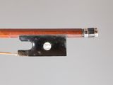 un archet de violon attaché à une pièce de bois