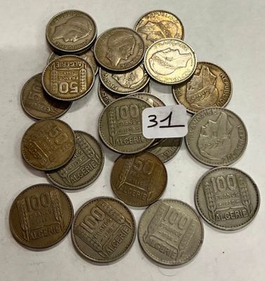 un lot de pièces de monnaie posées sur une table